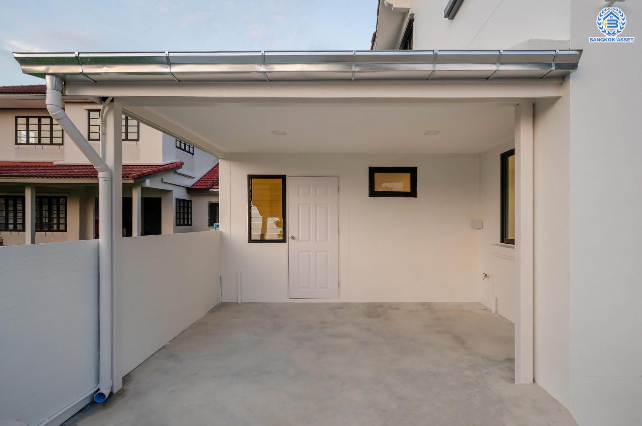 บ้านมือสองตกแต่งใหม่ คุณภาพแบรนด์ LH โครงการ ชลลดา บางบัวทอง เนื้อที่ 72 ตร.ว. ตกแต่งหรูหรา ฟังก์ชันจัดเต็ม 3 ห้องนอน 2 ห้องน้ำ 1 ห้องอเนกประสงค์ จอดรถได้ 1 คัน พร้อม Facilities ครบ! บนทำเลคุณภาพ เชื่อมต่อได้หลายเส้นทาง ใกล้เซ็นทรัลเวสต์เกต และรถไฟฟ้า "สถานีบางพลู"